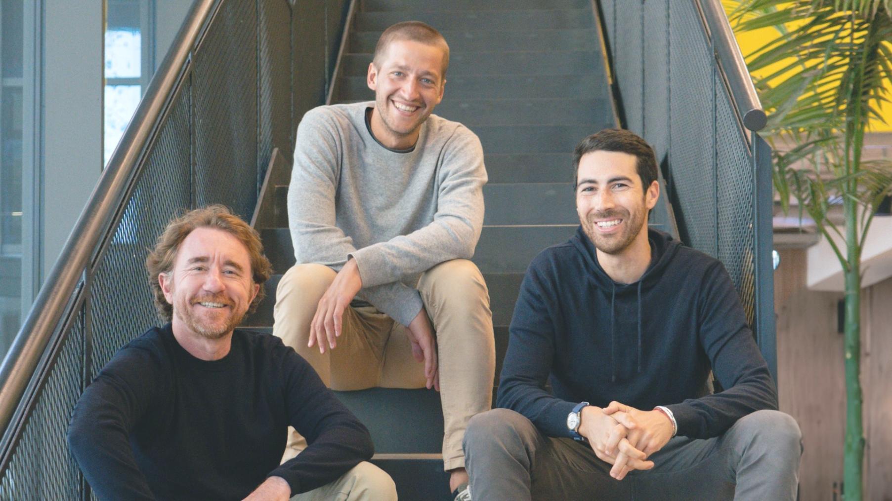 Werkplek met financiële documenten en spreadsheets voor budgetanalyse